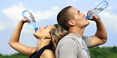 Основна консумация на вода с правилното хранене